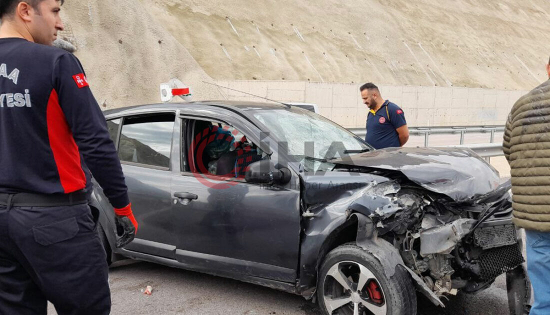 Bariyerlere çarpan otomobilde 2 kişi yaralandı