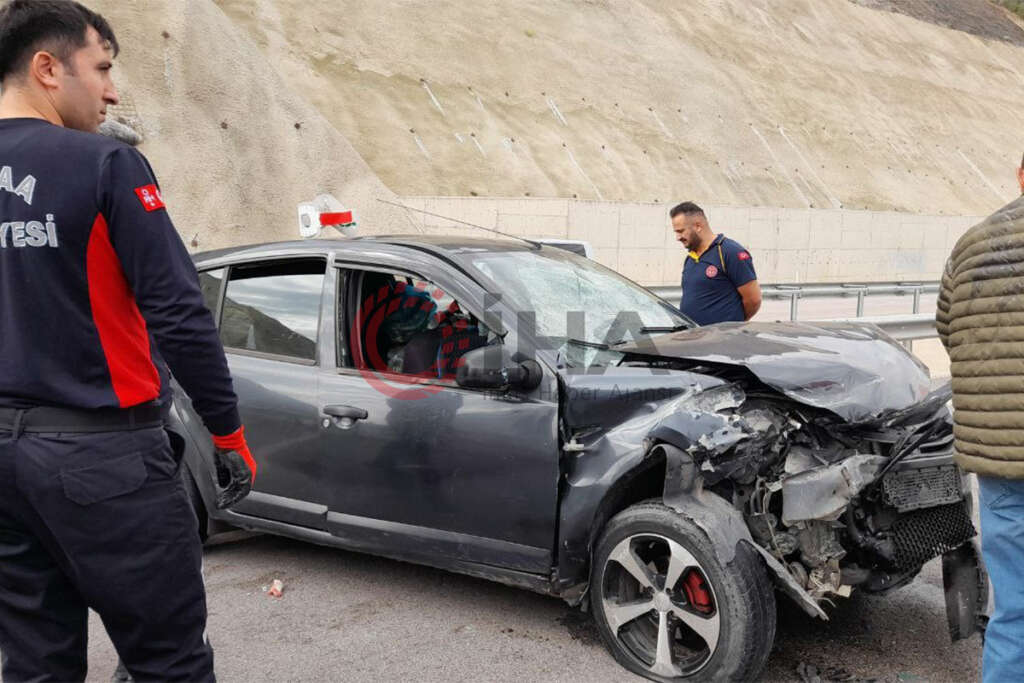 Bariyerlere çarpan otomobilde 2 kişi yaralandı