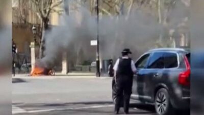 Buckingham Sarayı’nın önünde elektrikli bisiklet patladı