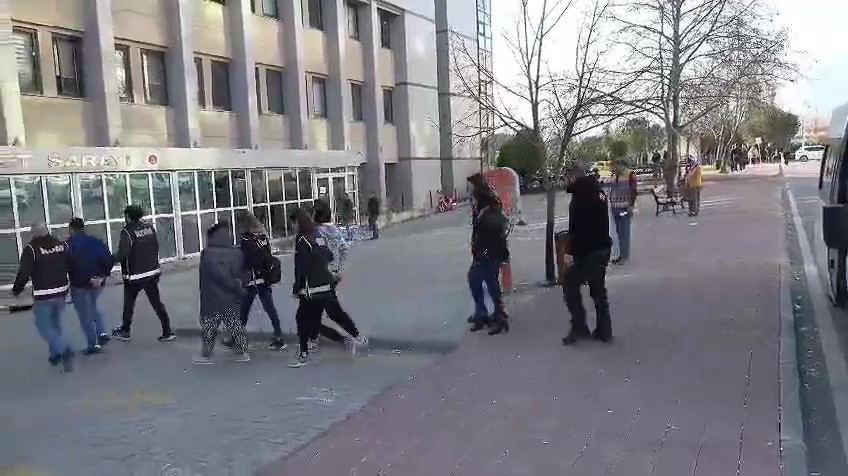 Sosyal medya dolandırıcıları 107 vatandaşı 348 bin TL dolandırdı Sosyal medya dolandırıcıları 107 vatandaşı 348 bin TL dolandırdı