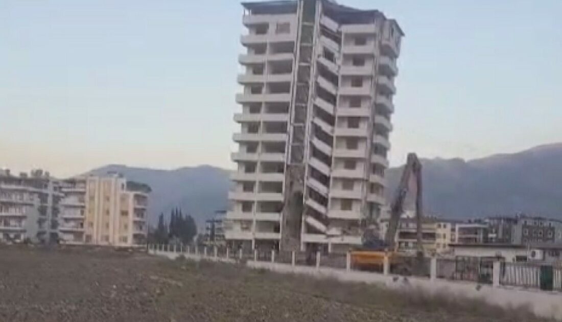Halatla çekilen 11 katlı bina yerle bir oldu Halatla çekilen 11 katlı bina yerle bir oldu