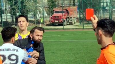 Kırmızı kart gördü, hakeme saldırdı