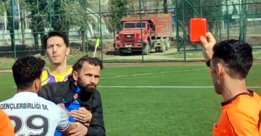 Kırmızı kart gördü, hakeme saldırdı