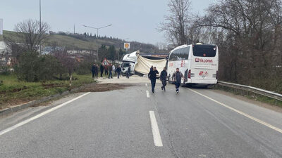 Devrilen mıcır yüklü TIR’a otobüs çarptı