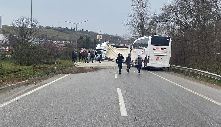 Devrilen mıcır yüklü TIR’a otobüs çarptı