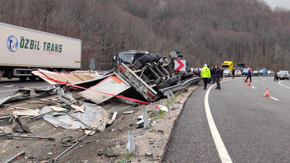 Bursa’da kontrolden çıkan TIR refüje daldı: Sürücü hayatını kaybetti