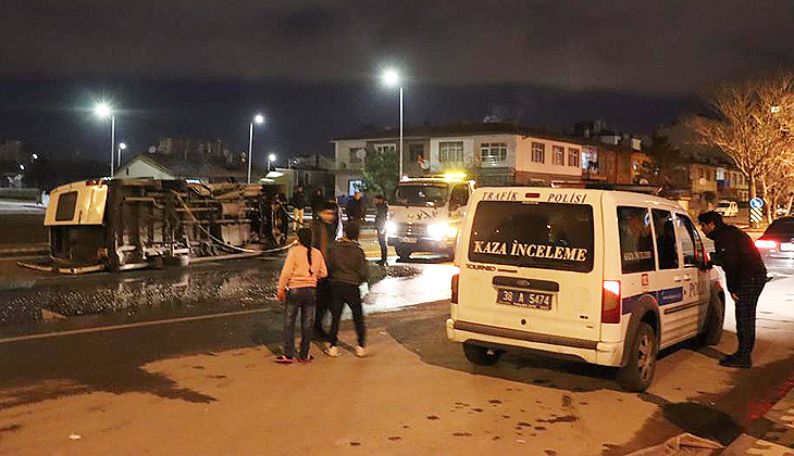 Otomobille çarpışan işçi servisi devrildi: 3 yaralı