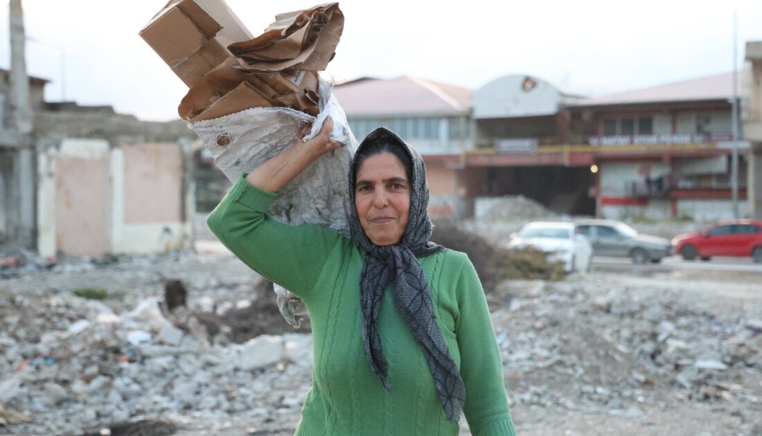 2 evladını karton toplayarak okutan fedakar anne, erkeklere taş çıkartıyor