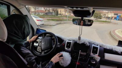 Bursa’da kadın servis şoförü ustalara taş çıkarıyor