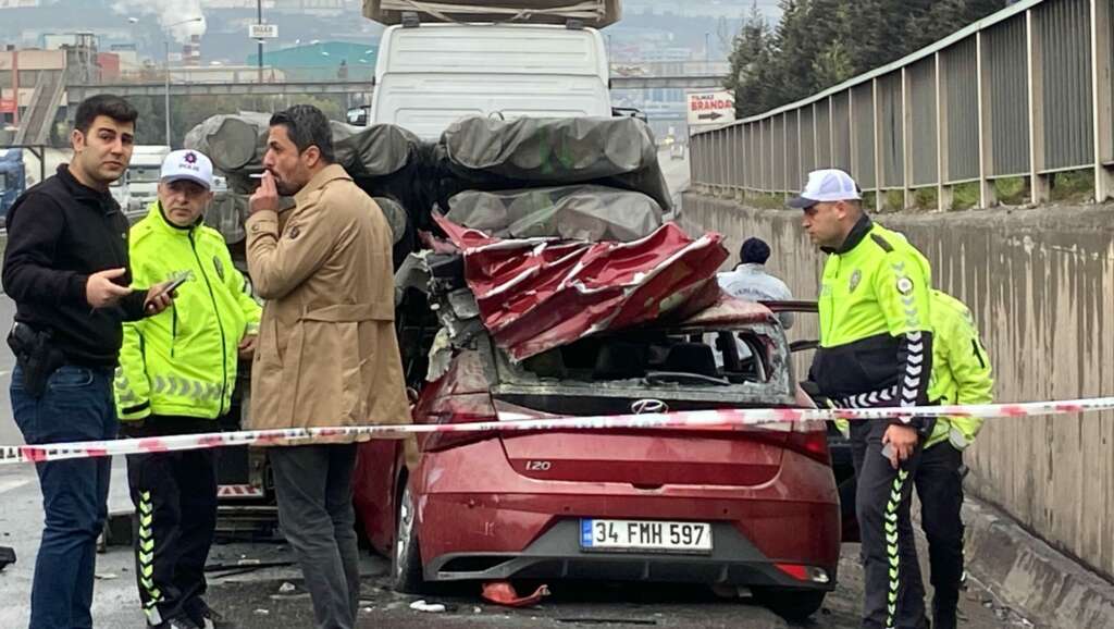 TIR’ın altına giren otomobil yandı