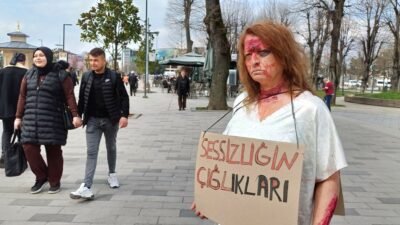 Yüzüne makyaj yapıp sokağa indi, gören dönüp bir daha baktı