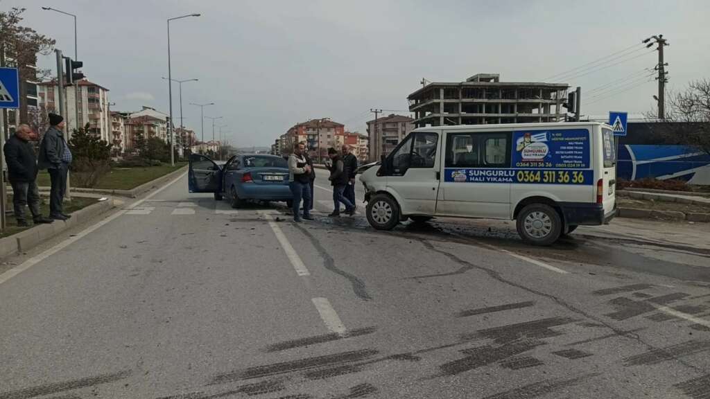 Otomobil ve minibüs çarpıştı: 4 yaralı