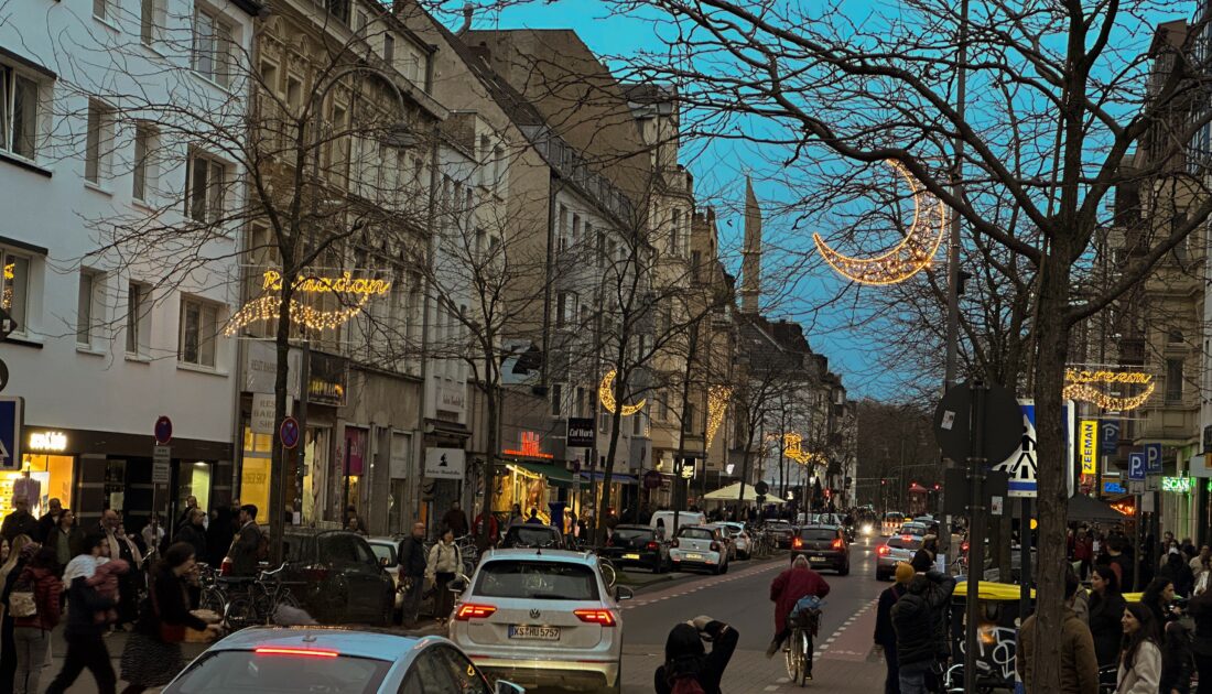 Köln’de caddeler ilk kez Ramazan ayına özel ışıklandırıldı