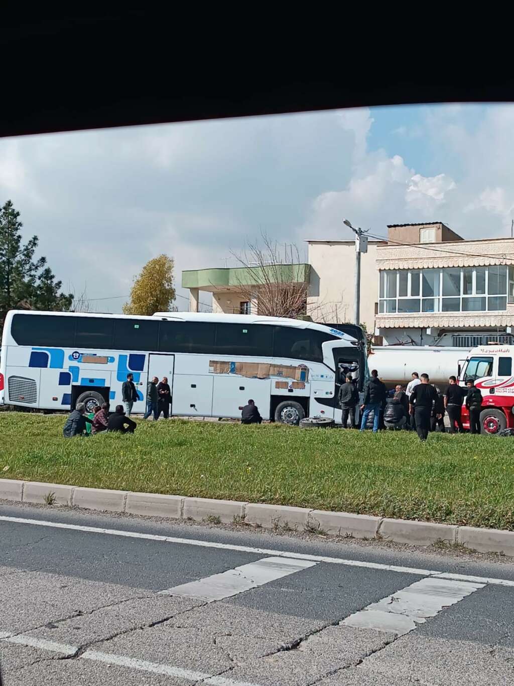 Yolcu otobüsü evin bahçe duvarına çarptı