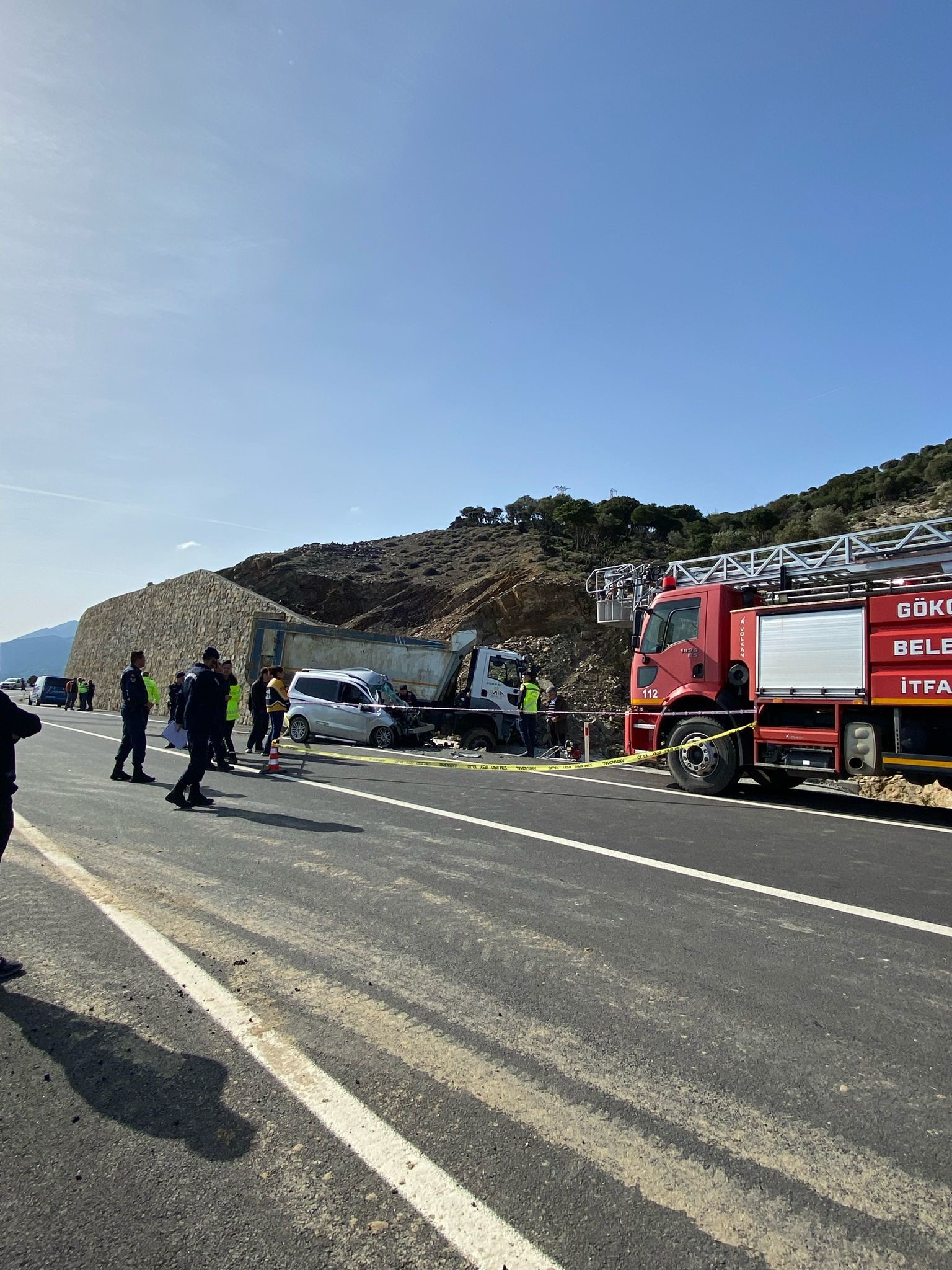 Kamyon ile ticari araç kafa kaya çarpıştı: 1 kişi öldü