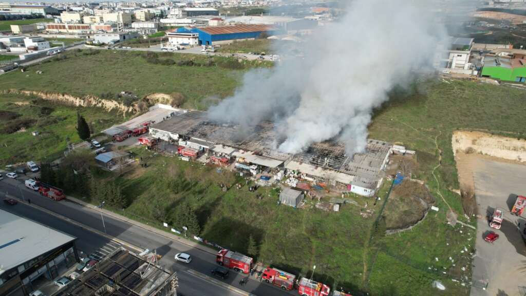 Tuzla’da boya fabrikasında yangın