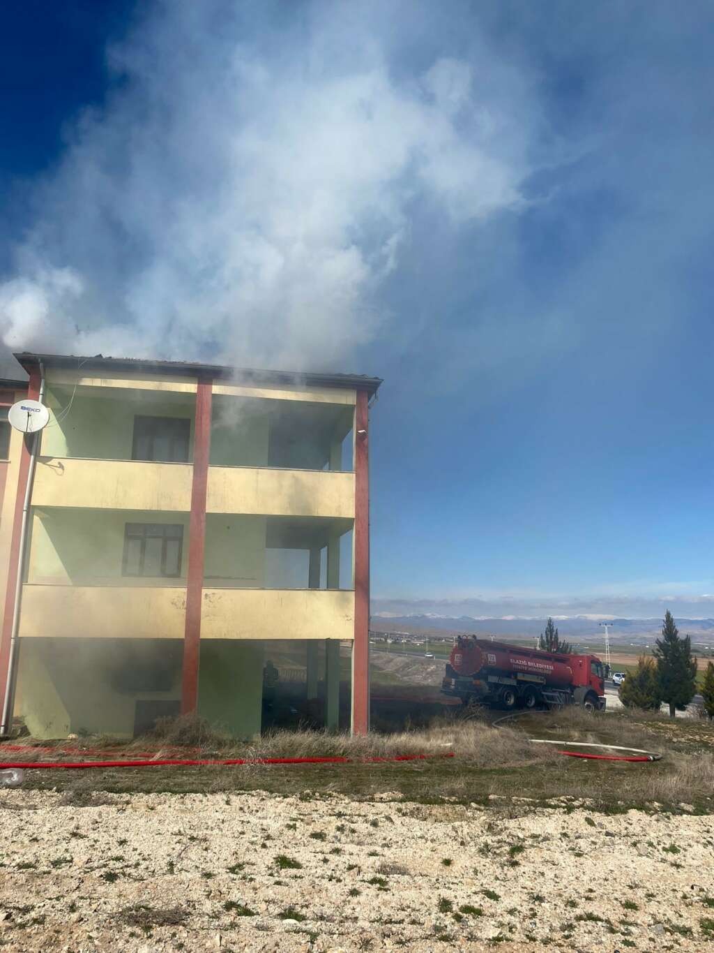3 katlı binada korkutan yangın