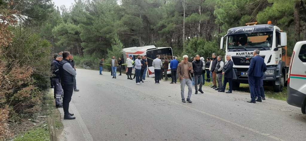 Belediye otobüsüne TIR çarptı: 1 ölü, 4 yaralı