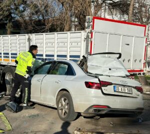 Park halindeki TIR’a otomobil çarptı: 1 ölü