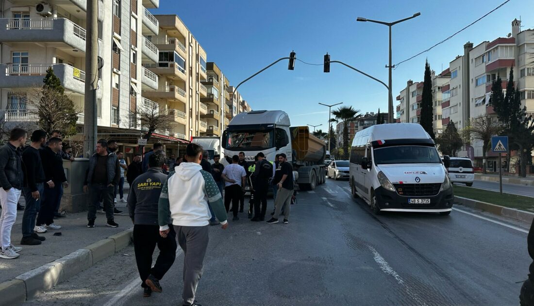 Motosiklet ile TIR çarpıştı: Ağır yaralı var