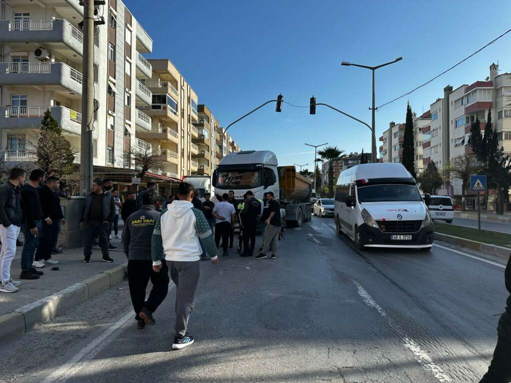 Motosiklet ile TIR çarpıştı: Ağır yaralı var