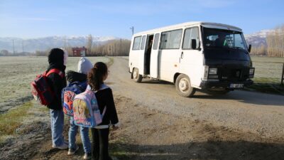 Krediyle aldığı aracı ücretsiz öğrenci servisine dönüştürdü