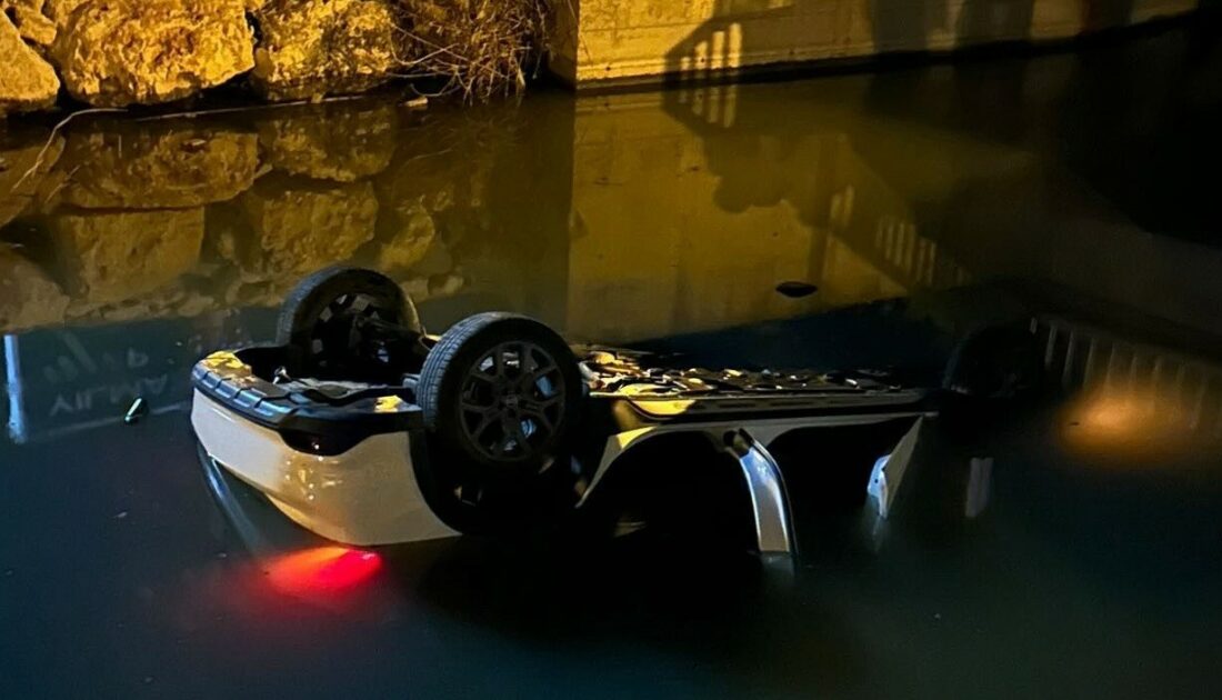 Otomobil su kanalına düştü: Can kaybı var