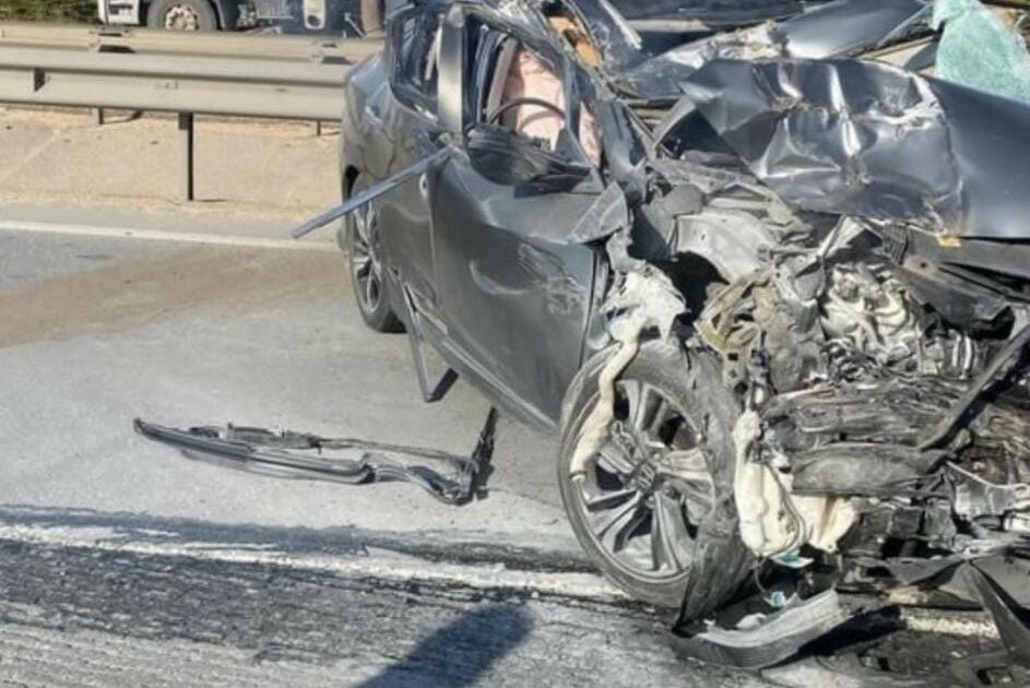 Kamyona çarparak hurdaya dönen otomobilin sürücüsü yaralandı