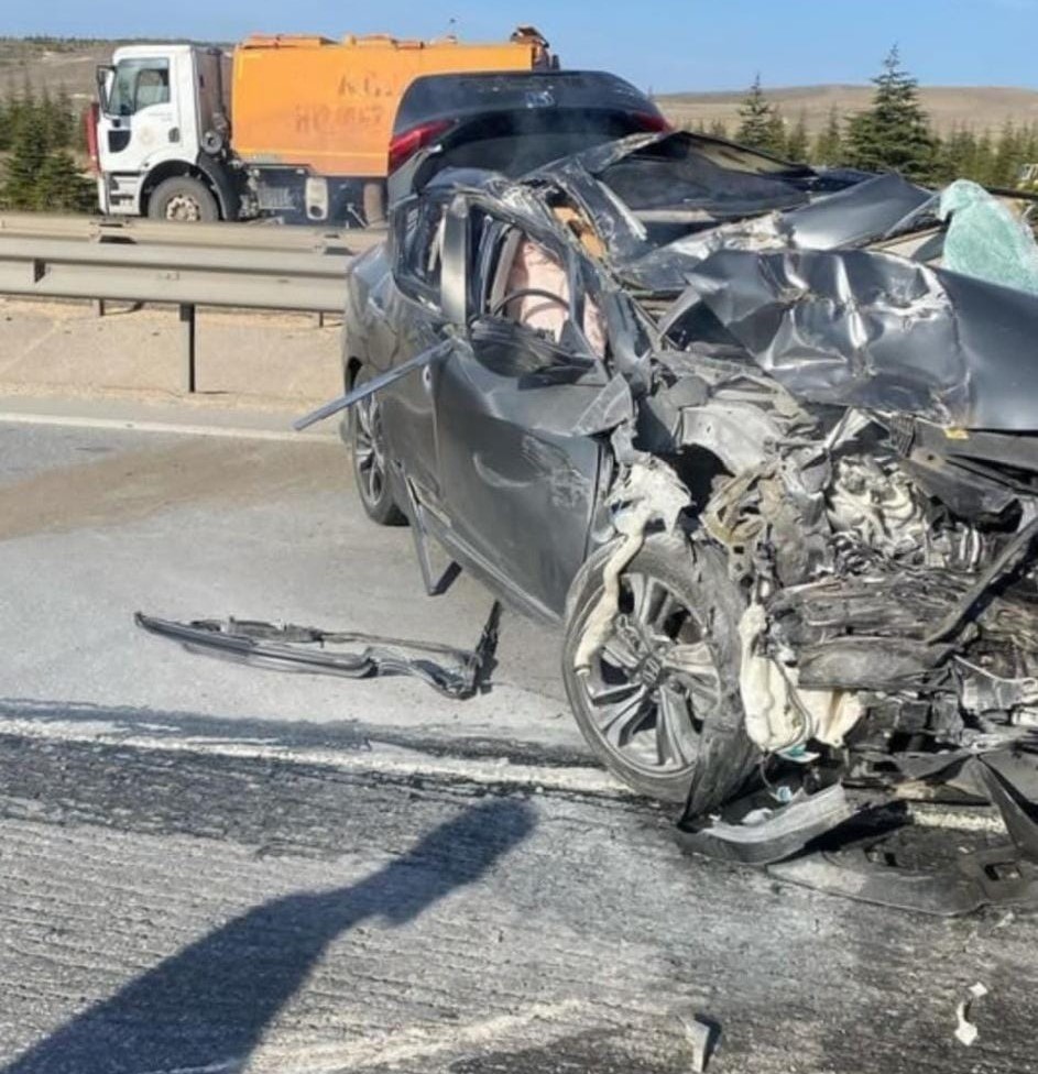 Kamyona çarparak hurdaya dönen otomobilin sürücüsü yaralandı