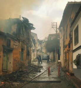 Tarihi bina alev alev yandı