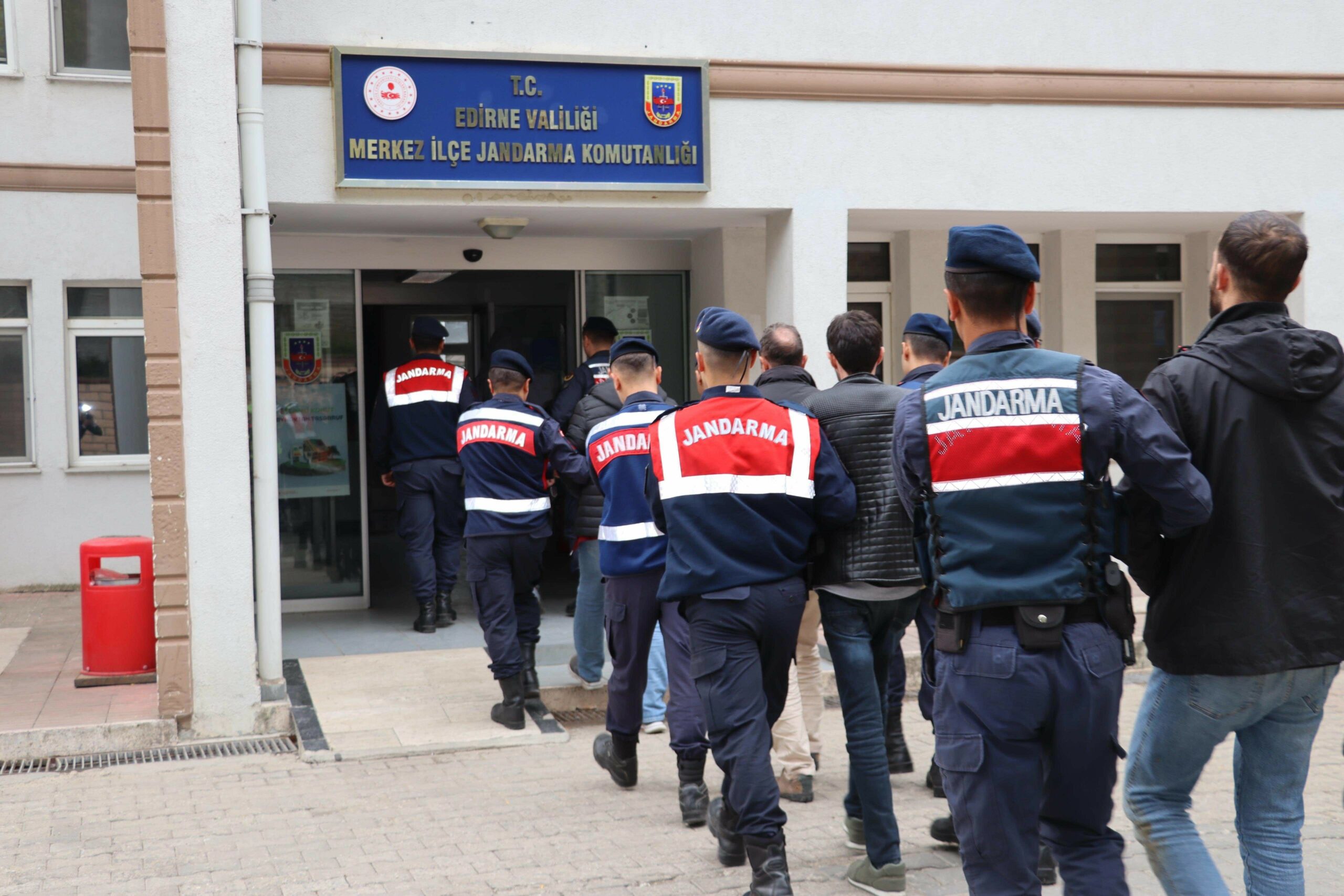 Jandarma aranan 142 şüpheliyi yakaladı