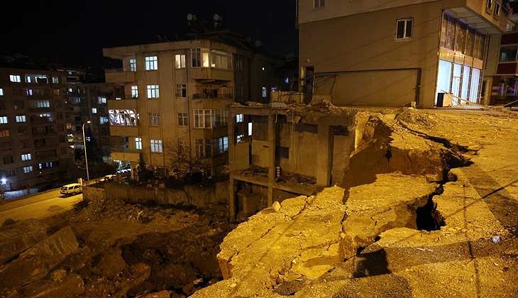 Kahramanmaraş’ta toprak kaydı: Çok sayıda araç zarar gördü