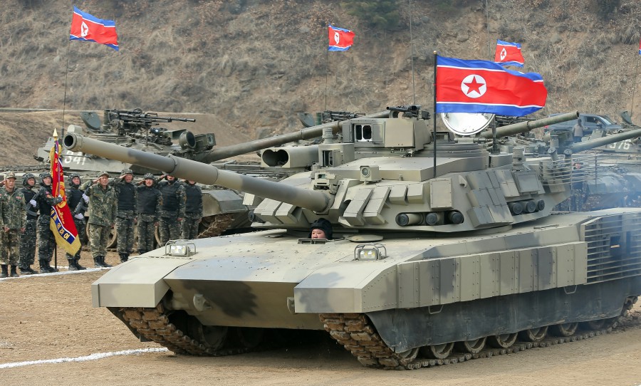 Kuzey Kore Lideri Kim Jong-un yeni tankı test etti