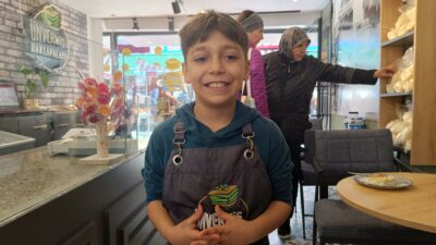 Tatlıcı 8 yaşındaki Emre görenlerin sevgisini kazanıyor