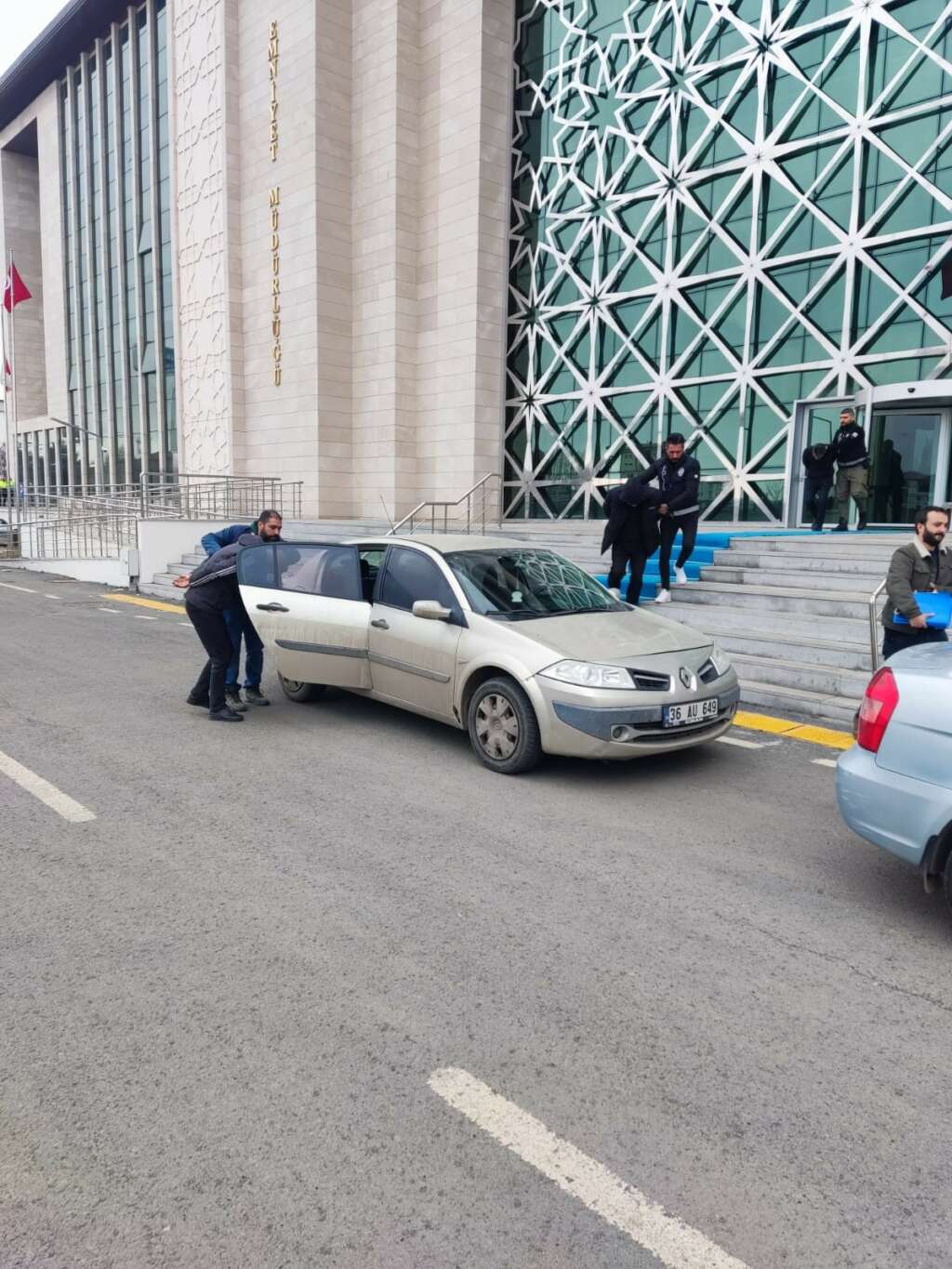 3 kafadar dolandırıcı suçüstü yakalandı