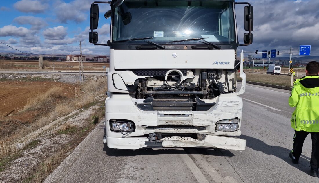 TIR ile hafif ticari araç çarpıştı: 1 yaralı