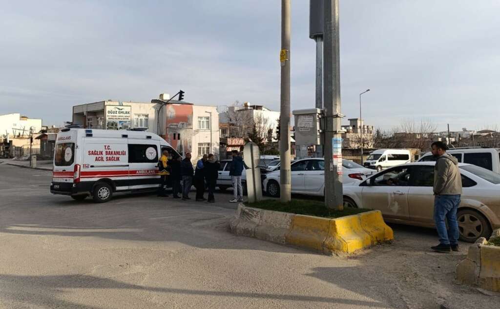 İki otomobil, bir ambulans çarpıştı: 1 yaralı