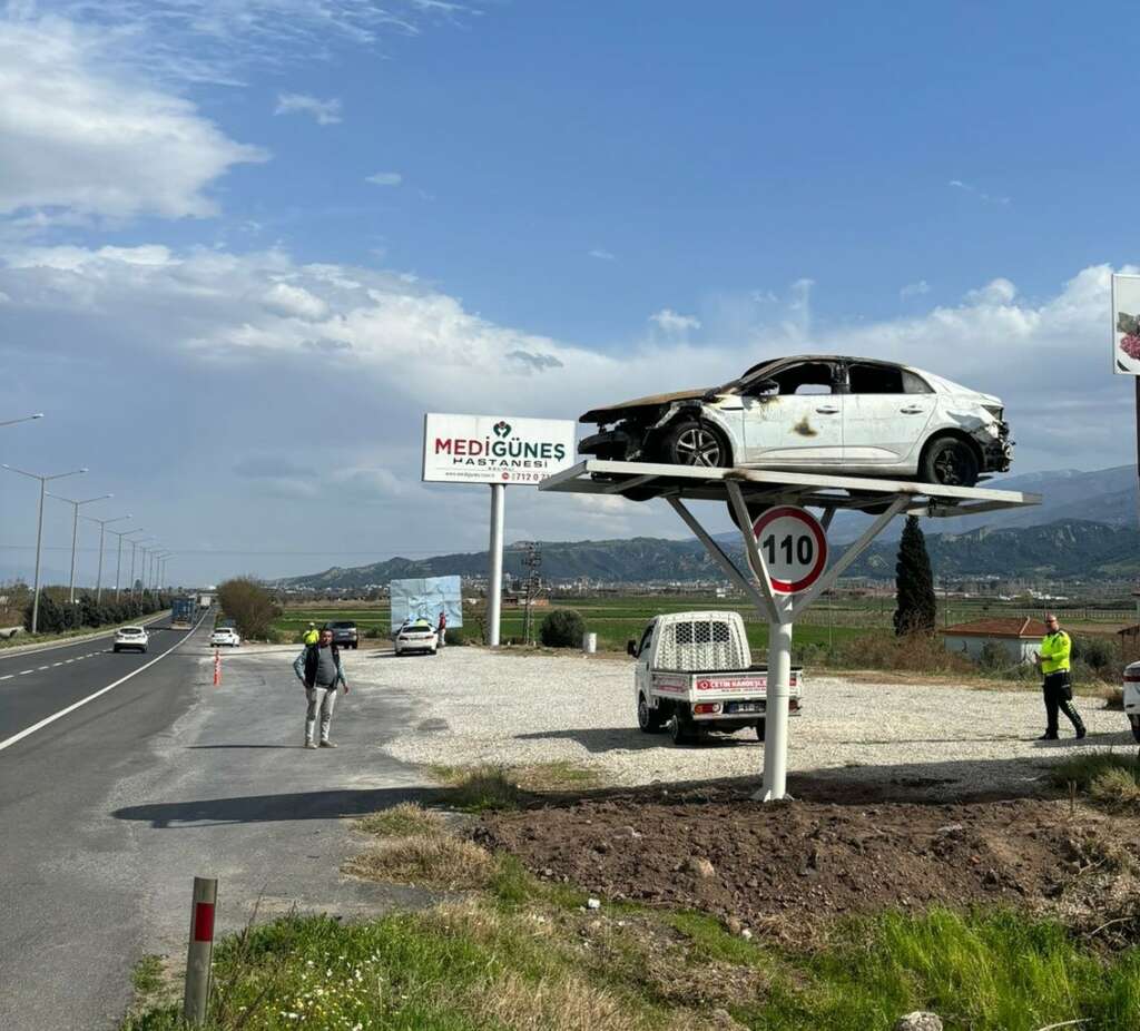 Sürücüler kaza yapmış araba levhalarıyla uyarılıyor