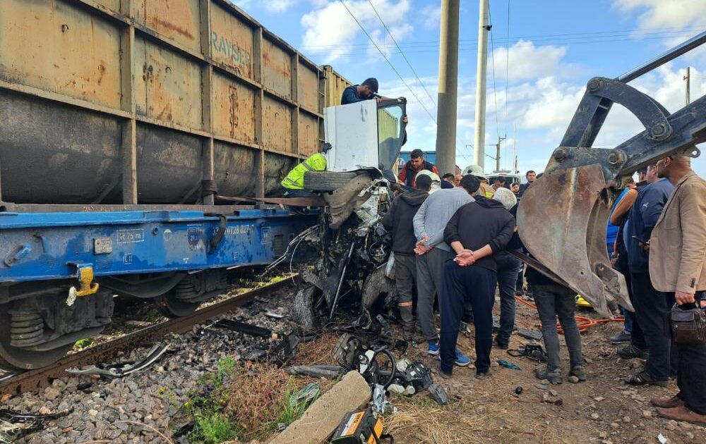 Hatay’da feci kaza: Trenin çarptığı araç hurdaya döndü