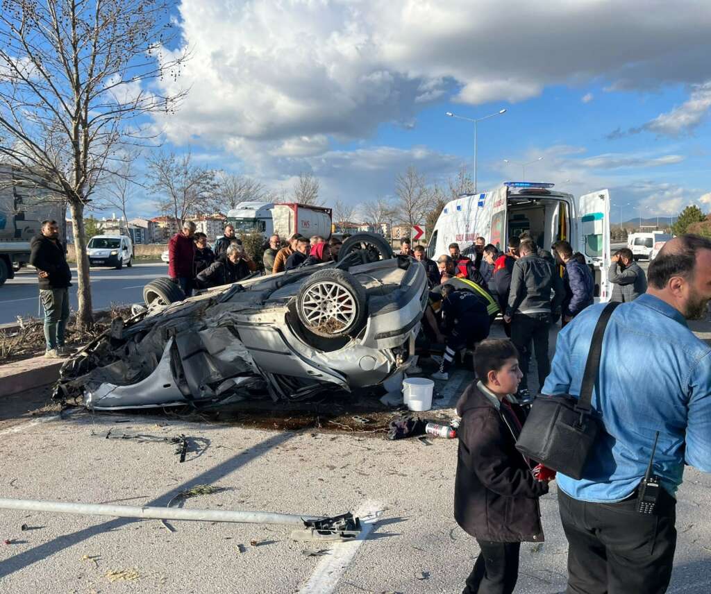 Ağaca çarpıp devrilen otomobil sürücüsü hayatını kaybetti