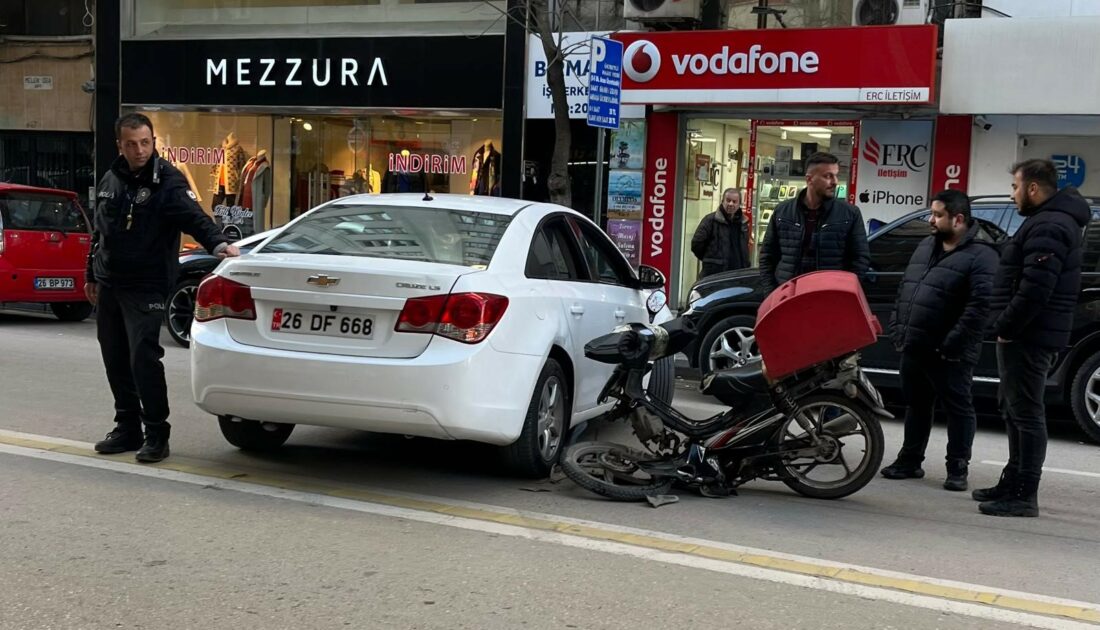 Otomobile çarparak ikiye bölünen motosikletin sürücüsü yaralandı
