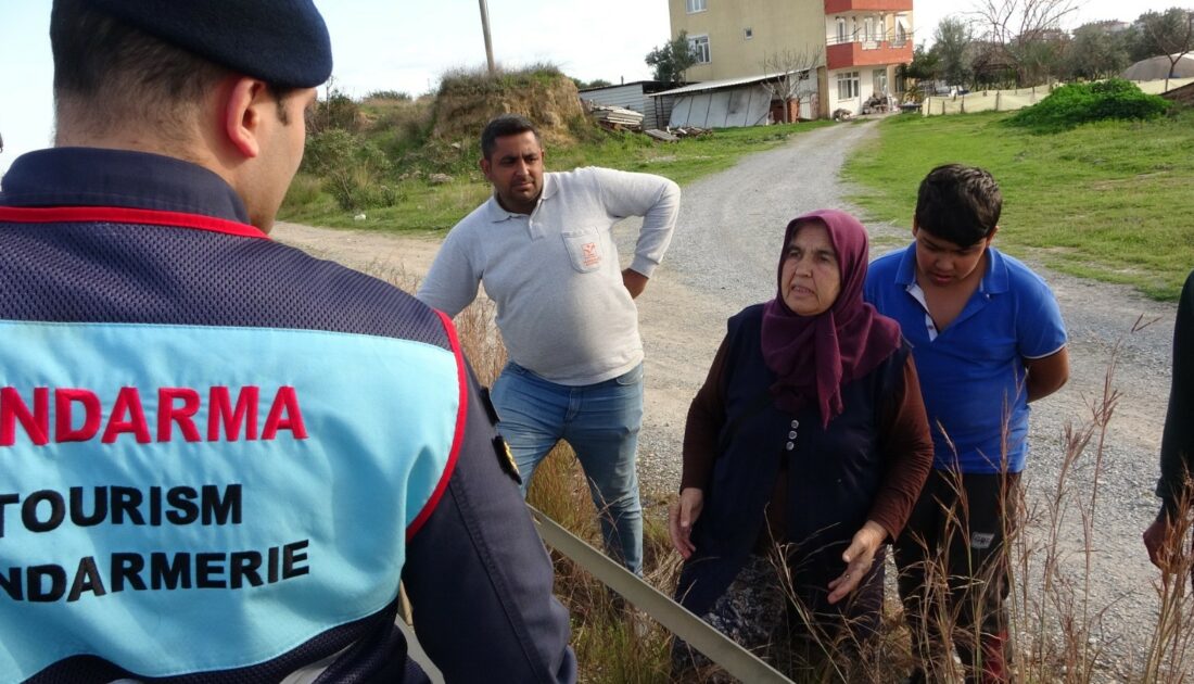 Seyir halinde alev alan otomobilin yardımına vatandaşlar koştu