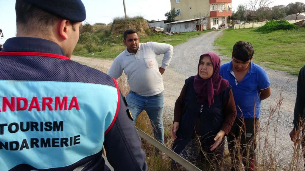 Seyir halinde alev alan otomobilin yardımına vatandaşlar koştu