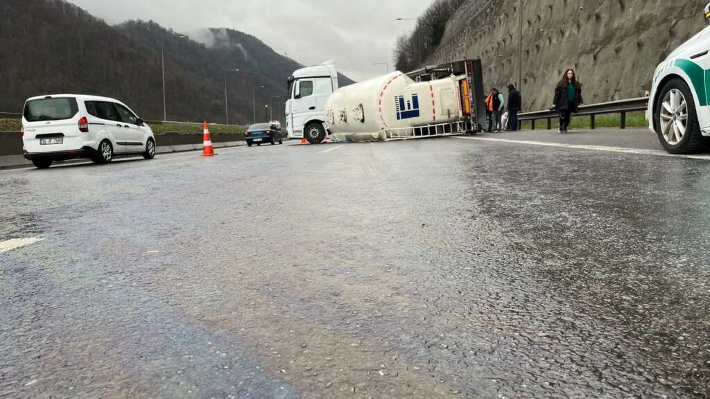 Otoyolda çimento yüklü TIR’ın silobas dorsesi devrildi