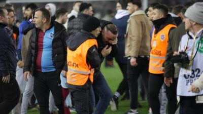 Trabzon’da maç sonu taraftarlar sahaya girdi