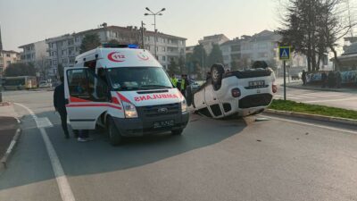 Bursa’da dikkatsizlik kaza yaptırdı: Takla atan araçta yaralılar var!