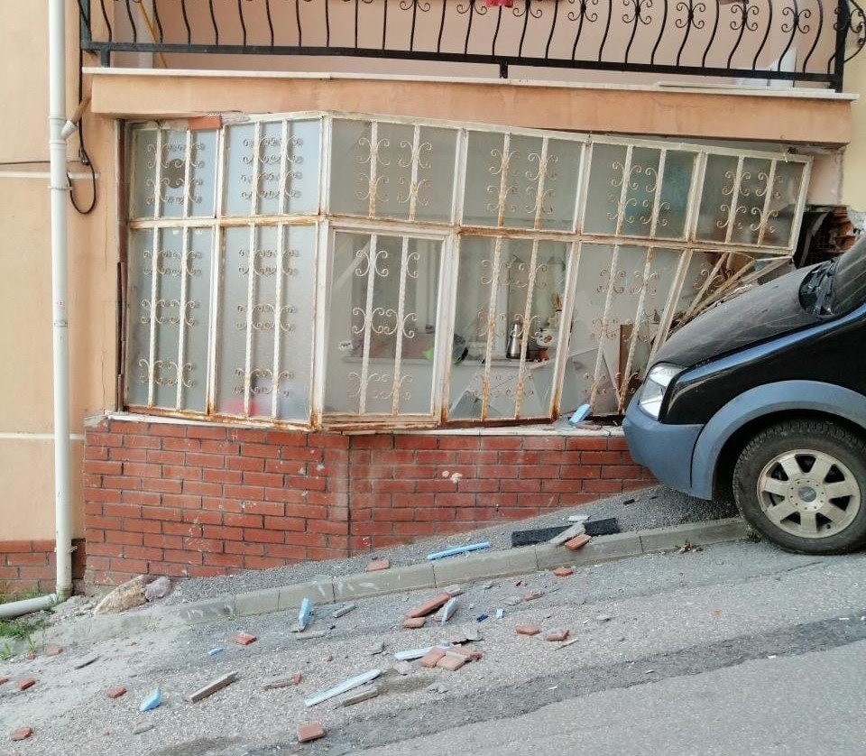 Freni boşalan araç evin balkon camına çarparak durabildi