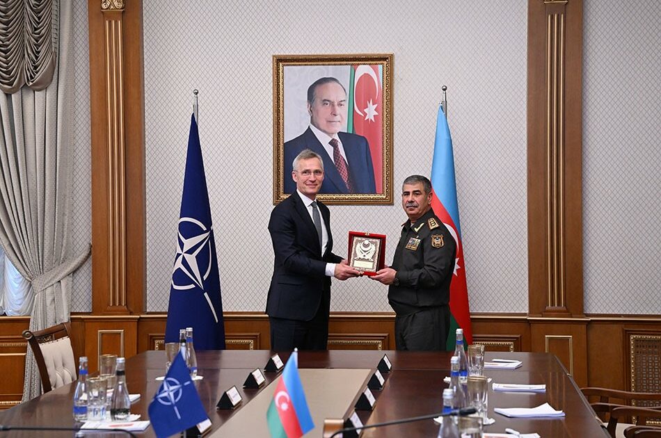 NATO Genel Sekreteri Stoltenberg, Azerbaycan Savunma Bakanı Hasanov’la görüştü