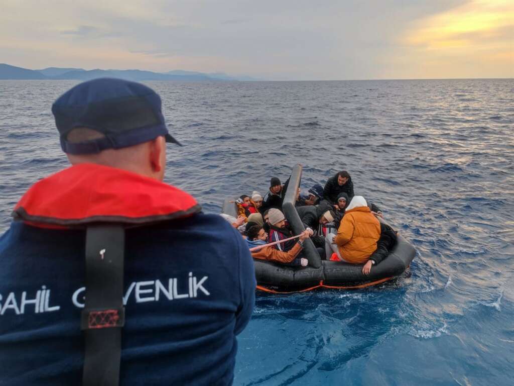 100 düzensiz göçmen karaya çıkarıldı