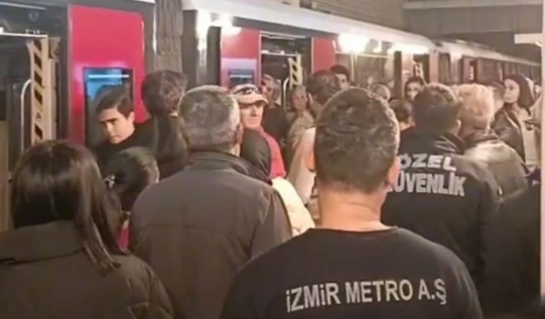 Metro kapılarını tekmeleyip makinisti dövmeye kalktılar